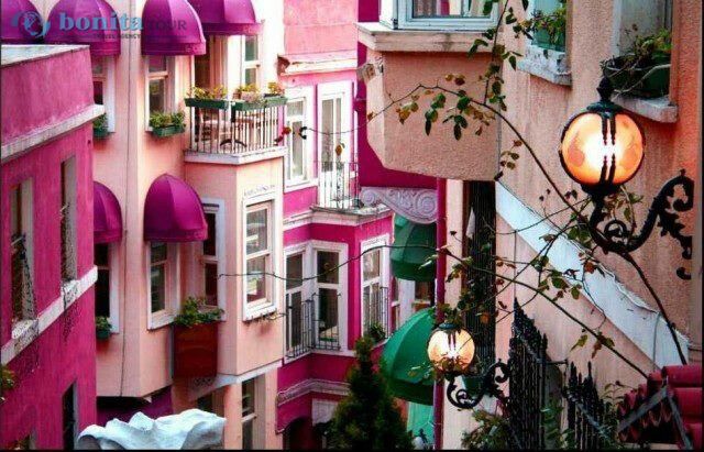 A Night Walk in Istanbul
